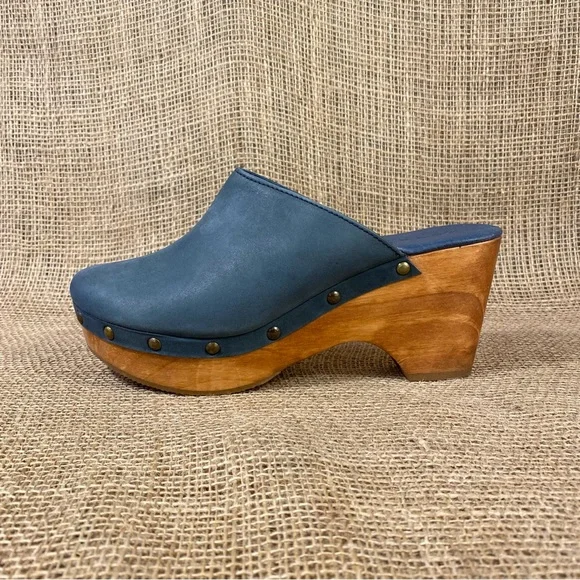 🛑SOLD🛑  Condani  MULES  CLOGS WOOD SLIP ON  LEATHER BLUE STUD SIZE 9.5 - Picture 3 of 10